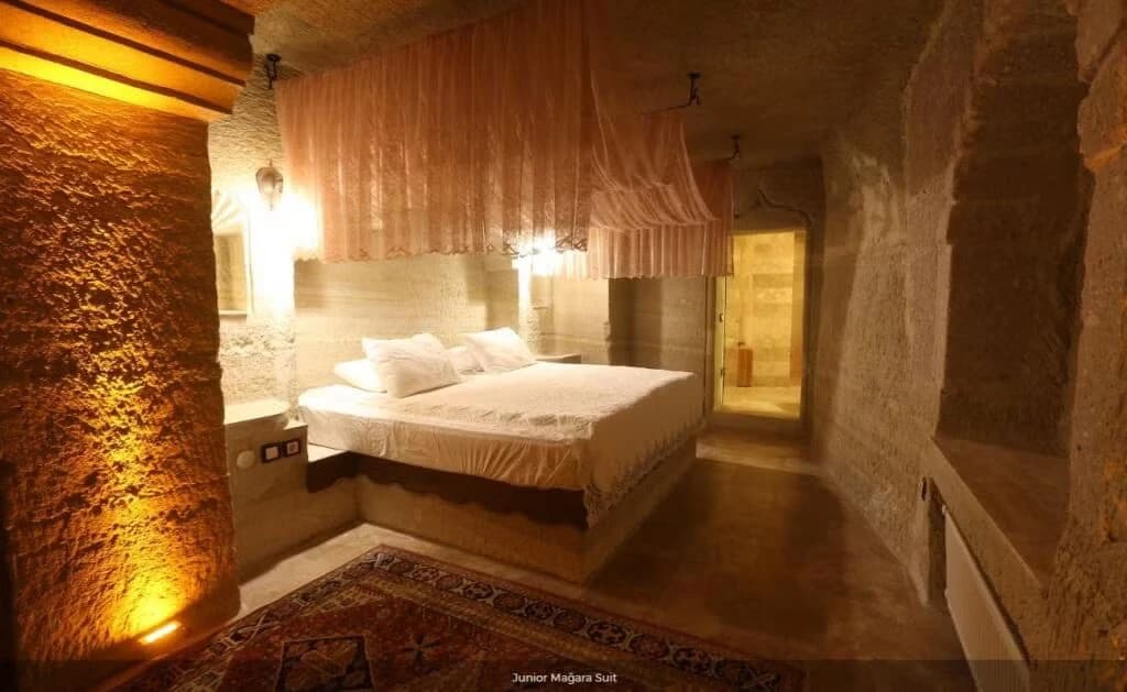 Holiday Cave Hotel